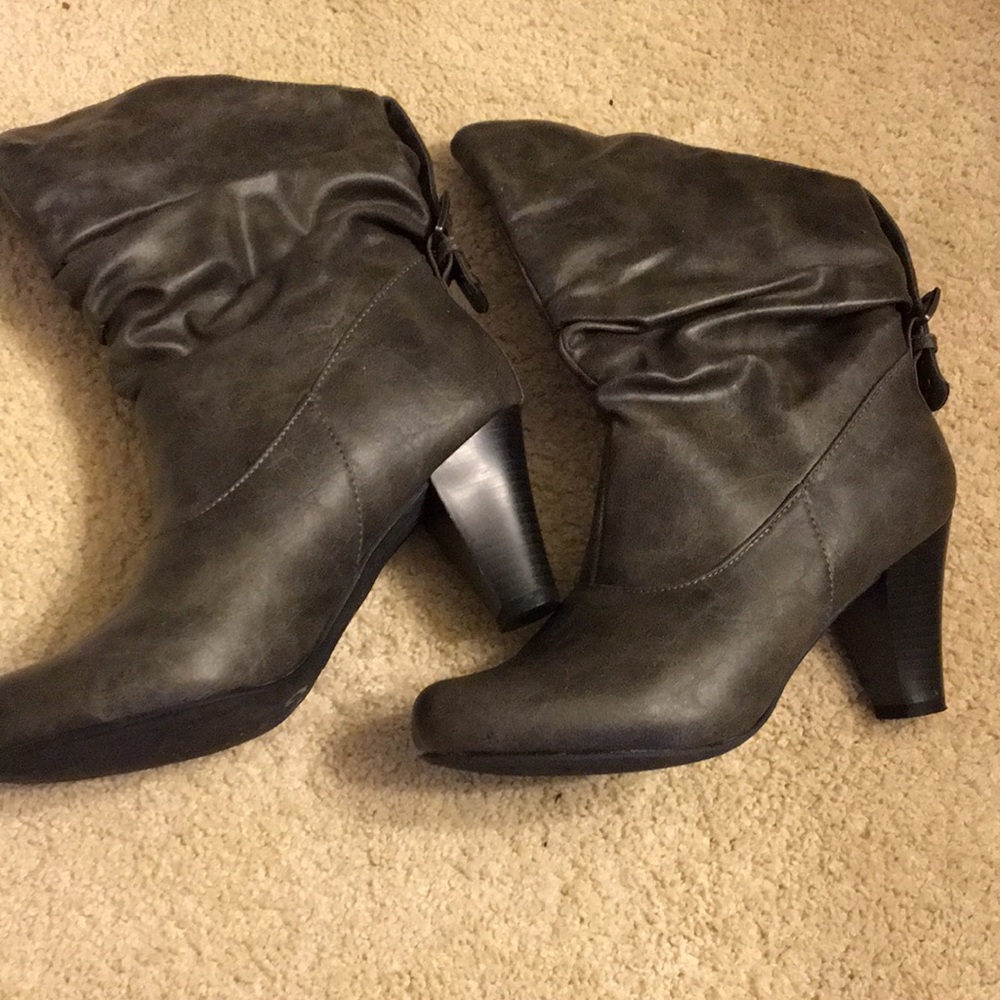 Steve Madden 7M booties gray